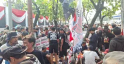 Suasana di depan Gedung Dewan Perwakilan Rakyat (DPR), Senayan, Jakarta Pusat menjelang aksi demonstrasi, Rabu, 26 Agustus 2026. (Sumber: Pos Kota/ Ali Mansur)