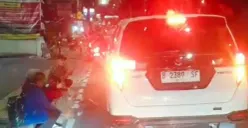 Terlihat PPKS duduk berjejer di pinggir trotoar untuk mendapatkan uang tunai Rp50 ribu dari seseorang dengan julukan Pa Haji Gocap. (Sumber: Istimewa)