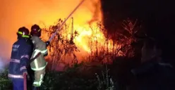 Sejumlah tim BPBD-PK Pandeglang saat melakukan pemadaman api pada kejadian kebakaran di TPA. (Sumber: BPBD-PK Pandeglang)
