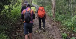 Sejumlah wisatawan saat mendaki menuju wisata sumur tujuh Gunung Karang Pandeglang. (Sumber: Istimewa)