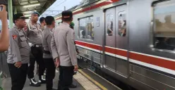 Polisi melakukan pengecekan kondisi Stasiun Daru dari aksi massa yang menuju Jakarta. (Sumber: Pos Kota/Veronica)