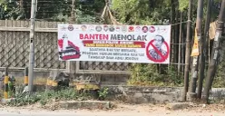 Spanduk penolakan safari politik Jokowi terpasang di Jalan Raya Serang, Kecamatan Cikupa. (Sumber: Pos Kota/Veronica)