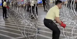 Sejumlah petugas security mengikuti pelatihan pemasangan dan pembentangan razor wire sebagai bagian dari persiapan pengamanan menjelang aksi massa 27 Agustus. (Sumber: Instagram/@medansantara)