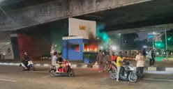 Pos Polisi Satlantas Wilayah Jakarta Barat yang berada di bawah Flyover Slipi, Jalan S Parman, Palmerah, Jakarta Pusat, dibakar massa, Kamis, 27 Agustus 2026. (Sumber: Dok. Istimewa)