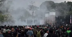 Massa aksi berdemonstrasi di depan Gedung DPR RI, Senayan, Tanah Abang, Jakarta Pusat, Kamis, 27 Agustus 2026. (Sumber: Poskota/Aldi Harlanda Irawan)
