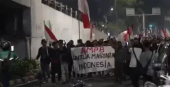 Massa mulai berkumpul di depan Gedung DPR/MPR RI, Jakarta, Kamis (27/8/2026), menjelang aksi unjuk rasa dari sejumlah kelompok. (Sumber: X/@arifbalikpapan1)