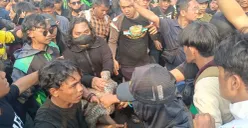 Seorang pria diamuk massa aksi unjuk rasa di depan gedung DPR RI, Senayan, Tanah Abang, Jakarta Pusat, Kamis, 27 Agustus 2026. (Sumber: Poskota/Ali Mansur)