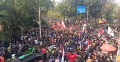 Ratusan demonstran dari kelompok mahasiswa dan masyarakat adat melakukan aksi unjuk rasa di depan Gedung DPR RI, Senayan, Tanah Abang, Jakarta Pusat, Kamis, 27 Agustus 2026. (Sumber: Poskota/Ali Mansur)