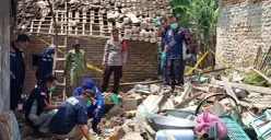 Polisi saat melakukan olah TKP pada lokasi ledakan di rumah nelayan di Panimbang, Kabupaten Pandeglang. (Sumber: Istimewa)