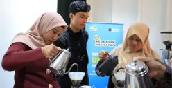 Peserta UMKM binaan Hub UMK Jakarta Raya mempraktikkan langsung teknik manual brewing dengan pendampingan pengajar Indonesia Coffee Academy (ICA). (Sumber: Dok. PLN UID Jakarta Raya)