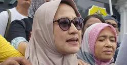 Sosok Anik Sriningsih tengah disorot usai video dirinya menyampaikan aspirasi di hadapan pimpinan DPR RI dalam aksi demonstrasi di Gedung Parlemen, Kamis, 27 Agustus 2026 viral. (Sumber: Instagram/@koyek339)