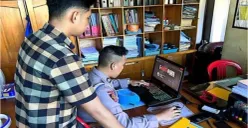 Anggota Polresta Tangerang saat tengah melakukan pemantauan konten provinsi di media sosial. (Sumber: Istimewa)