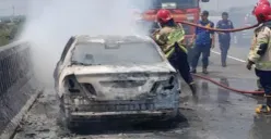 Sebuah mobil Toyota Camry terbakar saat melintas di Jalan Tol Mohammed Bin Zayed (MBZ) arah Cikampek, Jumat, 28 Agustus 2026 siang. (Sumber: Istimewa)