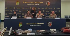 Polda Metro Jaya menggelar konferensi pers penanganan kerusuhan pascaaksi unjuk rasa di depan Gedung Dewan Perwakilan (DPR), Tanah Abang, Jakarta Pusat, Jumat, 28 Agustus 2026. (Sumber: Pos Kota/ Ali Mansur)