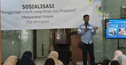 Team Leader K3L dan KAM PLN UP3 Ciputat, Adi Lestari, menjelaskan berbagai potensi bahaya kelistrikan serta langkah pencegahannya kepada warga Pondok Cabe Ilir. (Sumber: PLN UID Jakarta Raya)