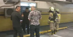 Personel Damkar tengah bertugas mencari penyebab asap di salah satu ruangan Gedung Merah Putih Komisi Pemberantasan Korupsi (KPK), Sabtu, 29 Agustus 2026. (Sumber: Sudin Gulkarmart Jakarta)