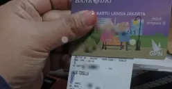 Ilustrasi penerima mengecek saldo bantuan sosial melalui kartu Bank DKI. Sejumlah penerima KLJ, KAJ, dan KPDJ melaporkan adanya dana Rp300.000 yang masuk. (Sumber: Youtube/@arfan saputra channel)