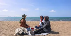 Ilustrasi - Tips liburan ke pantai tetap nyaman saat cuaca panas. (Sumber: Pexels/beyzahzah)
