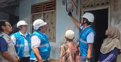 Manager PLN UP3 Bandengan, Hendar Prisnadianta Yanuardhana, menyalakan listrik di rumah Sarmila, warga Pulau Panggang, Kepulauan Seribu, melalui program Light Up The Dream (LUTD). (Sumber: PLN UID Jakarta Raya)