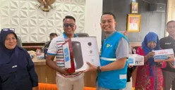 Manajer PLN UP3 Cengkareng, Andre Pratama Djatmiko, berikan apresiasi kepada pelanggan yang memanfaatkan Layanan Kelistrikan pada Aplikasi PLN Mobile. (Sumber: PLN UID Jakarta Raya)
