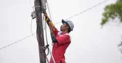 Teknisi Telkom Akses melakukan perbaikan infrastruktur jaringan telekomunikasi di wilayah terdampak gempa NTT. (Sumber: Dok. Telkom)