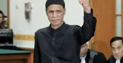 Hercules menggunakan tangan prostetik dan bola mata buatan setelah mengalami sejumlah cedera dalam perjalanan hidupnya. (Sumber: Instagram/@kureta.id)