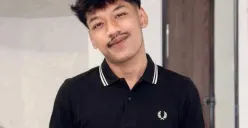 Koko Seto Bayu Aji atau yang dikenal sebagai Seto Bayu Aji viral usai dirinya disiram air oleh sejumlah penonton saat acara karnaval di Desa Moyoketen, Kecamatan Boyolangu, Kabupaten Tulungagung, Jawa Timur. (Sumber: Instagram/@setobayu_id)