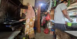 Ibu Narsiti warga Pancoran Mas setiap hari menggunakan tabung gas ukuran 3 Kg buat dagang nasi uduk. (Sumber: Pos Kota/ Angga)