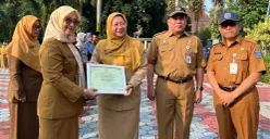 Penyerahan penghargaan Sekolah Adiwiyata kepada perwakilan sekolah terpilih di Halaman Balai Kota Depok, Senin, 31 Agustus 2026. (Sumber: Dok. Diskominfo Depok)