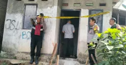 Polisi cek tkp dan memasang garis polisi di sebuah rumah kosong daerah Limo, Depok, Senin, 31 Agustus 2026. (Sumber: Polsek Cinere)
