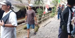 Para wisatawan saat berburu durian di kawasan Baduy Dalam di Kabupaten Lebak. (Sumber: Pos Kota/ Samsul Fatoni)