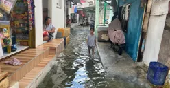 Kondisi rumah warga di RT 01 RW 17 Kelurahan Penjaringan, Kecamatan Penjaringan, Jakarta Utara, yang tergenang pada Minggu, 1 Februari 2026. (Sumber: Poskota/Pandi Ramedhan)