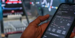 Aktivitas investor di Bursa Efek Indonesia saat perdagangan kembali dibuka usai libur panjang Lebaran 2026. (Sumber: Poskota/Bilal Nugraha Ginanjar)