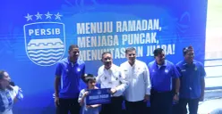 Kebersamaan Persib dengan Bobotoh dalam acara menyambut Ramadan, di Stadion Gelora Bandung Lautan Api, Rabu 3 Februari 2026. (Sumber: Poskota/Gatot Poedji Utomo)