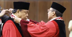Arief Hidayat diwisuda purnabakti setelah 13 tahun bertugas di MK. (Sumber: Youtube/Mahkamah Agung Republik Indonesia)