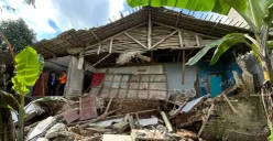 Rumah warga di Kampung Cijulang, Desa Sukakarya, Megamendung, Kabupaten Bogor rusak berat diterjang longsor. (Sumber: Dok. BPBD Kabupaten Bogor)
