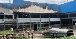 Pabrik perakitan kendaraan di Jalan KH Soleh Iskandar, Kecamatan Bogor Utara, Kota Bogor, terbakar, Jumat, 6 Februari 2026. (Sumber: Poskota/Giffar Rivana)