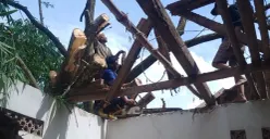 Sebuah rumah di Kampung Asem RT 03/RW 01, Desa Kubang, Kecamatan Sukamulya, Kabupaten Tangerang, rusak tertimpa pohon tumbang. (Sumber: Dok. Istimewa)