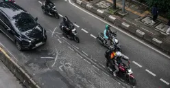 Kondisi jalan berlubang di Matraman Raya, Jakarta Timur. (Sumber: Poskota/Bilal Nugraha Ginanjar)