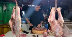 Aktivitas pedagang daging sapi di Pasar Tomang Barat, Grogol Petamburan, Jakarta Barat, Rabu, 11 Februari 2026. (Sumber: Poskota/Pandi Ramedhan)