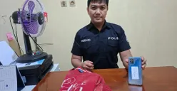 Humas Polsek Cinere, Aiptu Yudho menggelar barang bukti hp Oppo dan jaket sweater pelaku saat digunakan beraksi mencuri disita. (Sumber: Poskota/Angga Pahlevi)