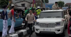 Warga Palmerah menyambut Presiden RI Prabowo Subianto usai meresmikan SPPG Palmerah, Jakarta Barat, Jumat, 13 Februari 2026. (Sumber: Poskota/Pandi Ramedhan)