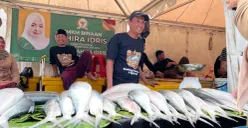 Festival ikan bandeng menjelang perayaan Imlek di Jalan Sulaeman Rawa Belong, Kebon Jeruk, Jakarta Barat, Sabtu, 14 Februari 2026. (Sumber: Poskota/Pandi Ramedhan)