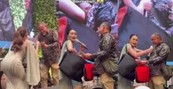 Ayu Ting Ting tampil elegan dalam gaun biru muda sebelum momen viral saat disawer gepokan uang oleh seorang tamu di acara pernikahan mewah. (Sumber: Instagram/@adapadijkt)