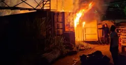 Kontainer penyimpanan barang di Klapanunggal, Bogor terbakar karena bakar-bakar sampah yang dilakukan oleh seorang pekerja. (Sumber: Dok. Damkar Bogor)