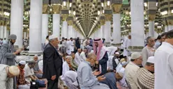 Jamaah melaksanakan salat tarawih di sebuah masjid pada bulan Ramadan, menggambarkan kekhusyukan ibadah malam yang menjadi tradisi umat muslim. (Sumber: Wikimedia Commons)