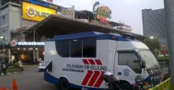Petugas melayani warga yang mengurus perpanjangan Surat Izin Mengemudi (SIM) melalui layanan SIM Keliling di Jakarta. Pada Selasa, 9 Juni 2026 (Sumber: X/@SIMLINGBKS)