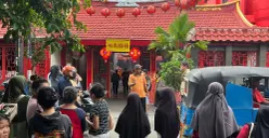 Suasana sejumlah warga sedang menanti angpao di depan Vihara Toa Se Bio di kawasan Petak Sembilan, Glodok, Tamansari, Jakarta Barat, Selasa, 17 Februari 2026. (Sumber: Poskota/Pandi Ramedhan)