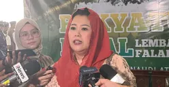 Putri Presiden ke-4 RI Gus Duryakni, Yenny Wahid turut menyaksikan pemantauan hilal di Masjid KH Hasyim Asy'ari, Cengkareng, Jakarta Barat, Selasa, 17 Februari 2026. (Sumber: Poskota/Pandi Ramedhan)
