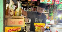 Pedagang tradisional di Pasar Slipi, Palmerah, Jakarta Barat, sedang menata minyak yang merupakan dagangannya, Rabu, 18 Februari 2026. (Sumber: Poskota/Pandi Ramedhan)